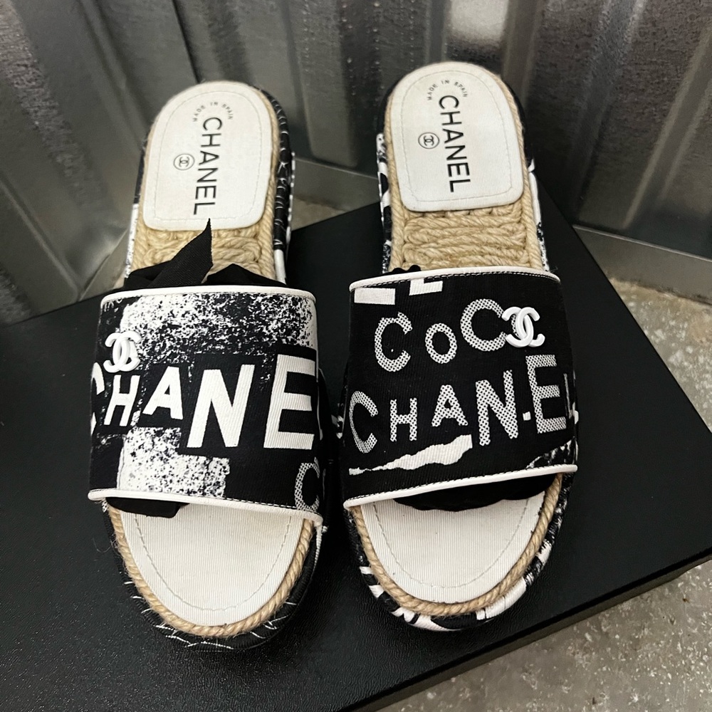 Chanel slides